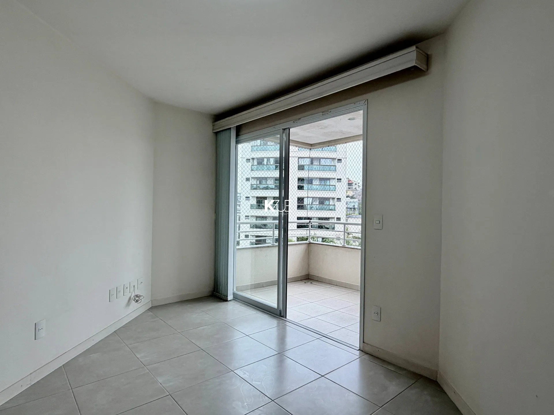 Balcony with a grill in a 2-bedroom apartment, 83 m² — photo 12