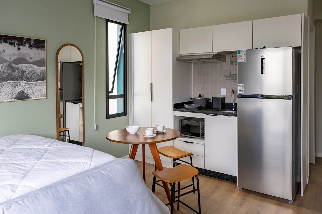 Apartamento mobiliado com cozinha em conceito aberto