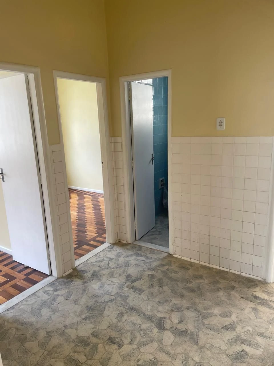 3-bedroom apartment with a separate, closed kitchen — photo 14