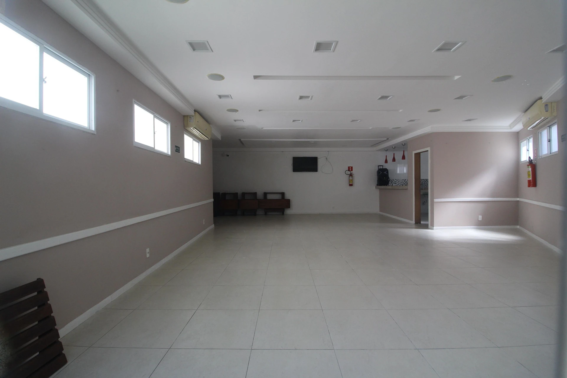 3-bedroom apartment in a building with a pool — photo 9