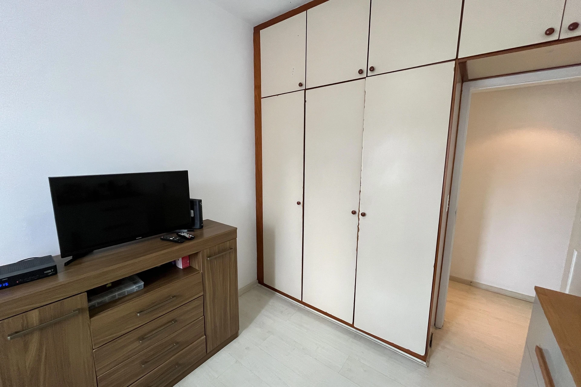 Glass-enclosed balcony in a 3-bedroom apartment, 131 m² — photo 27