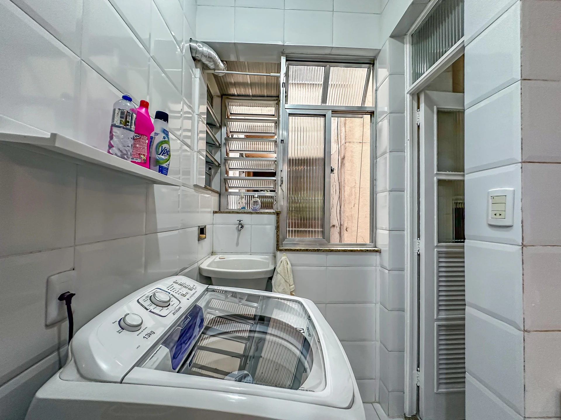 Furnished 1-bedroom apartment with an open kitchen — photo 31