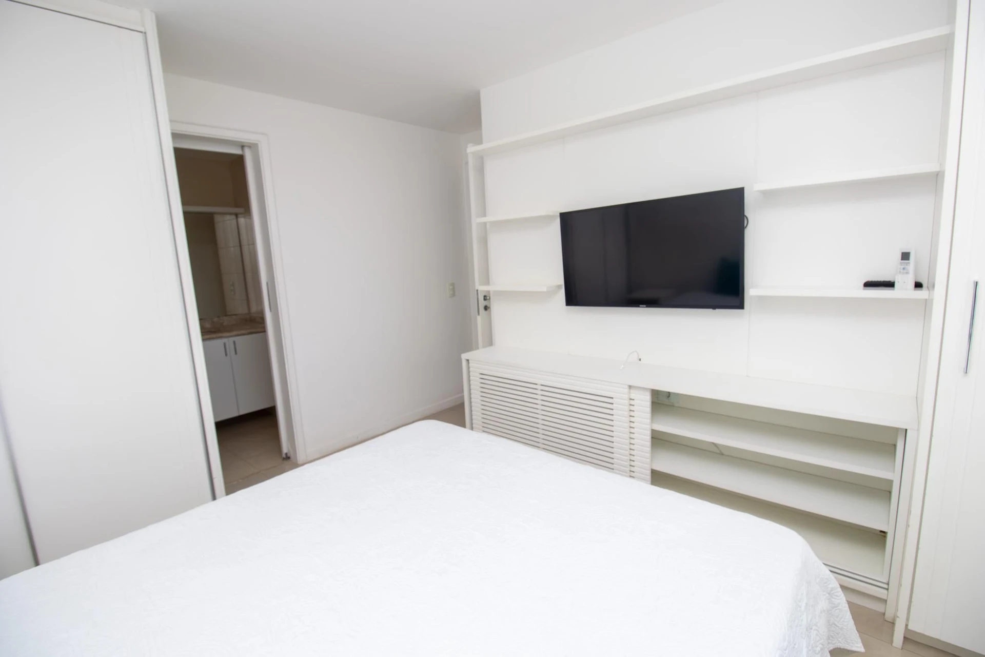 3-bedroom apartment with a glass-enclosed balcony — photo 14