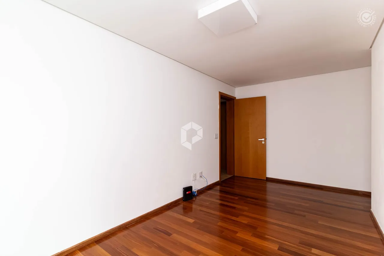 3 en-suite bedroom apartment with 3 parking spots 426 m² — photo 8