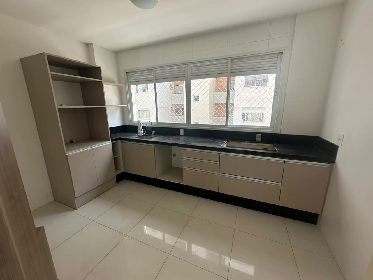 Balcony with a grill in a 4-bedroom apartment, 178 m² — photo 2