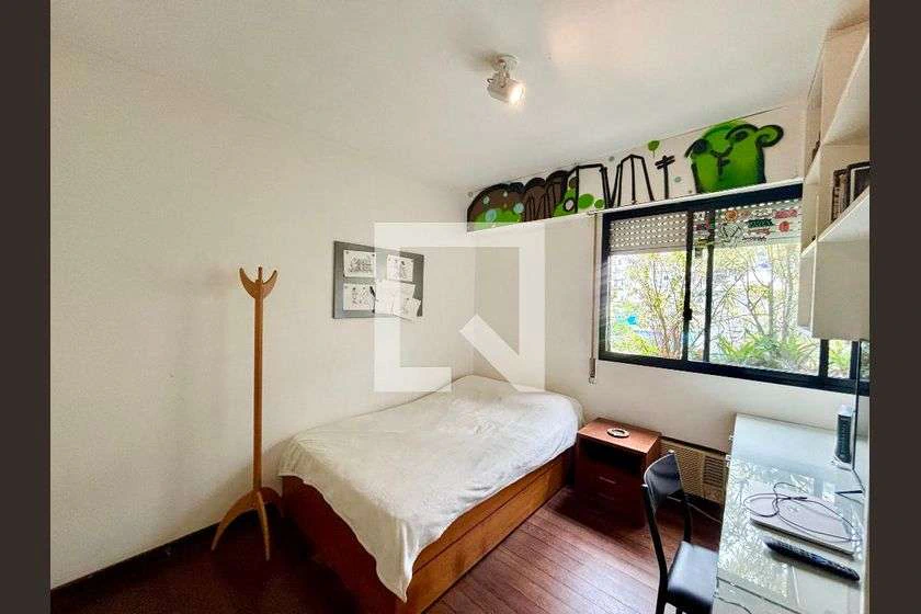 Apartment with 4 bedrooms and an en-suite bathroom — photo 30