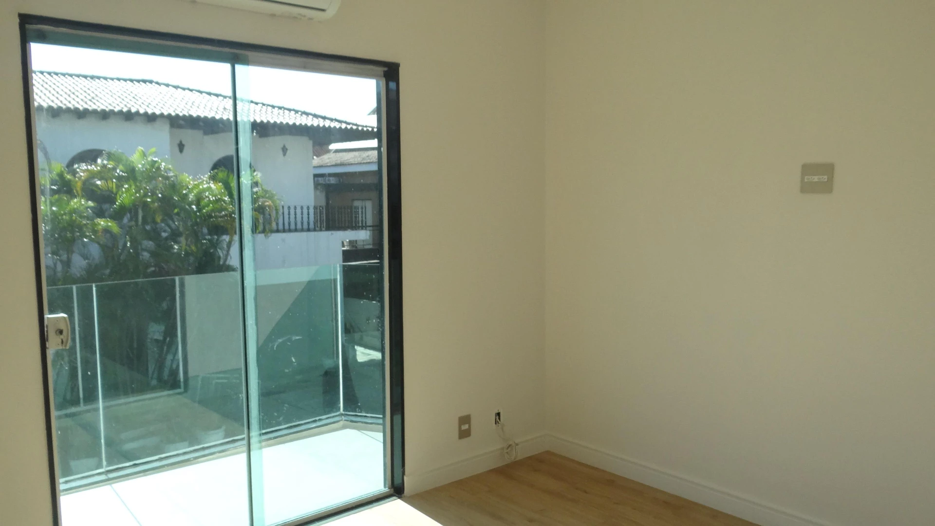 Casa de 384 m² com janelas do piso ao teto e varanda gourmet — photo 109