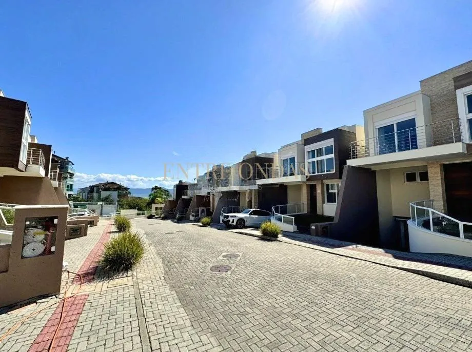 Water view in a 4-bedroom house, 263 m² — photo 16