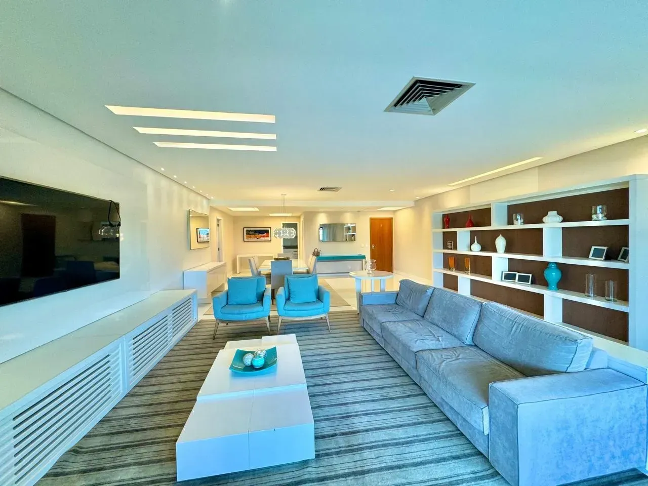 4-bedroom apartment in a building with a heated pool — photo 4