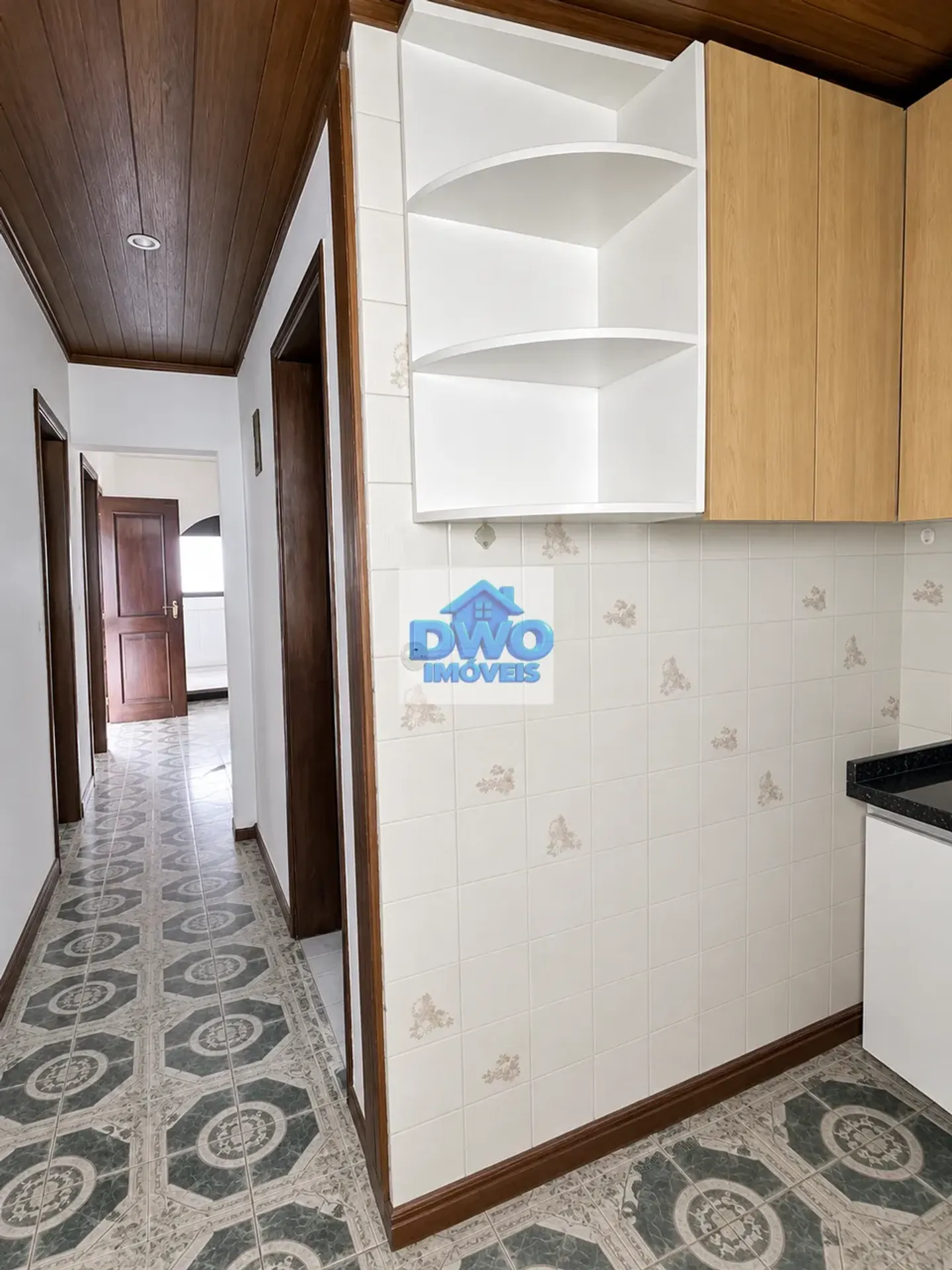 House, 200 m², with a glass-enclosed balcony — photo 2