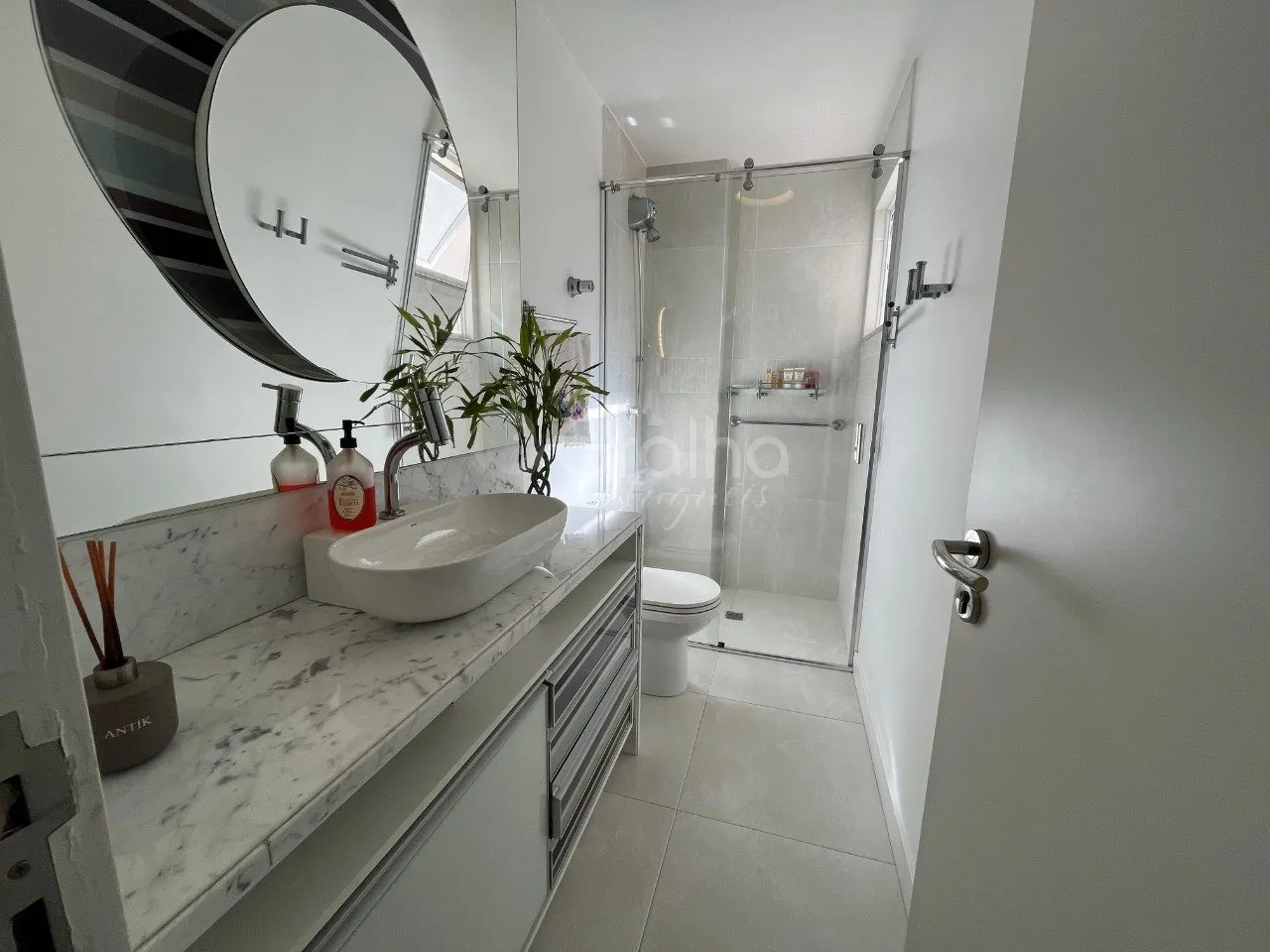 Furnished apartment with 3 bedrooms and 199 m² — photo 8
