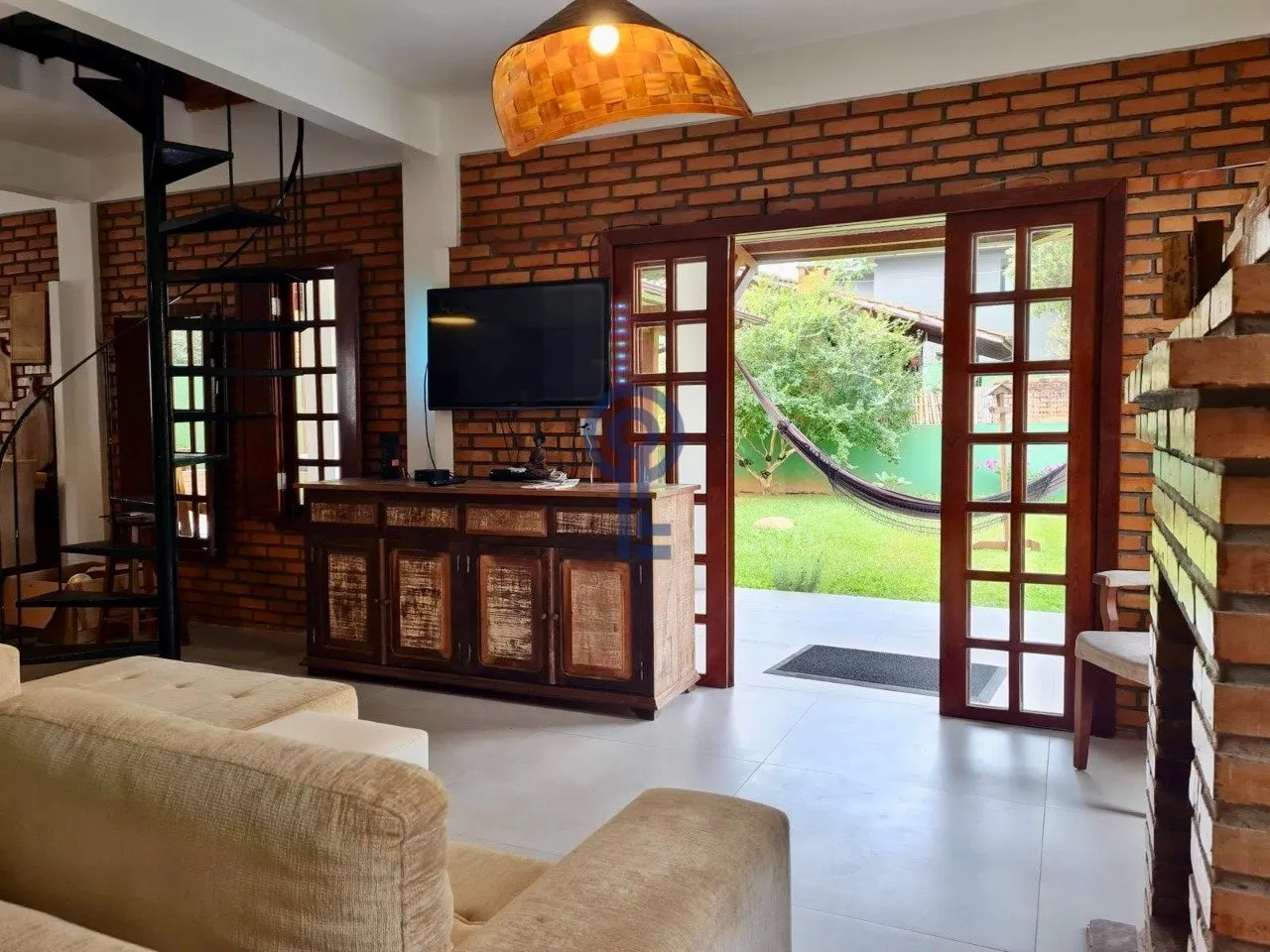 House with 2 bedrooms, both en-suite, plus private garden — photo 8