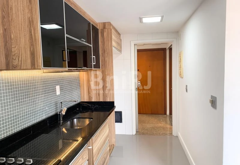3-bedroom apartment in a building with a pool — photo 23