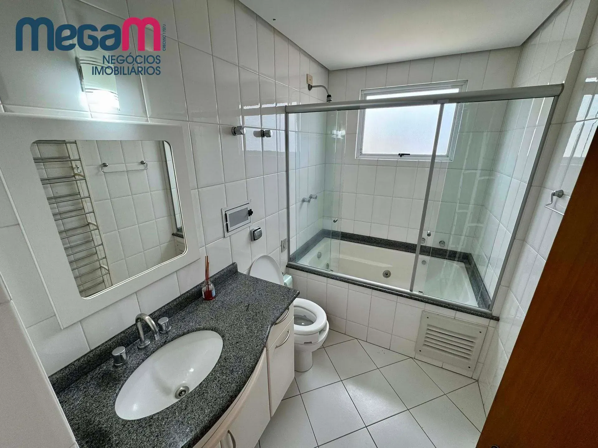 Bathtub in a 4-bedroom apartment, 132 m² — photo 13