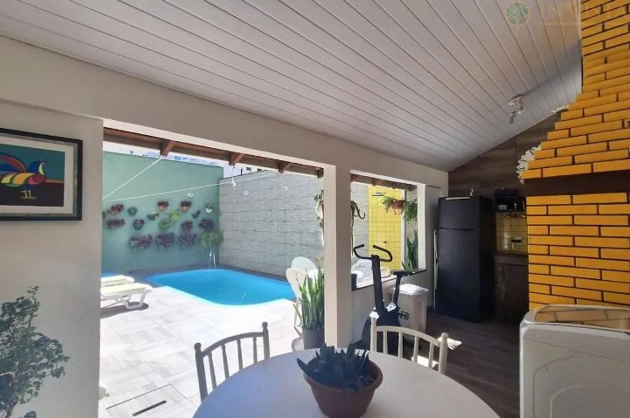 204 m² house with a jacuzzi and a bathtub — photo 17