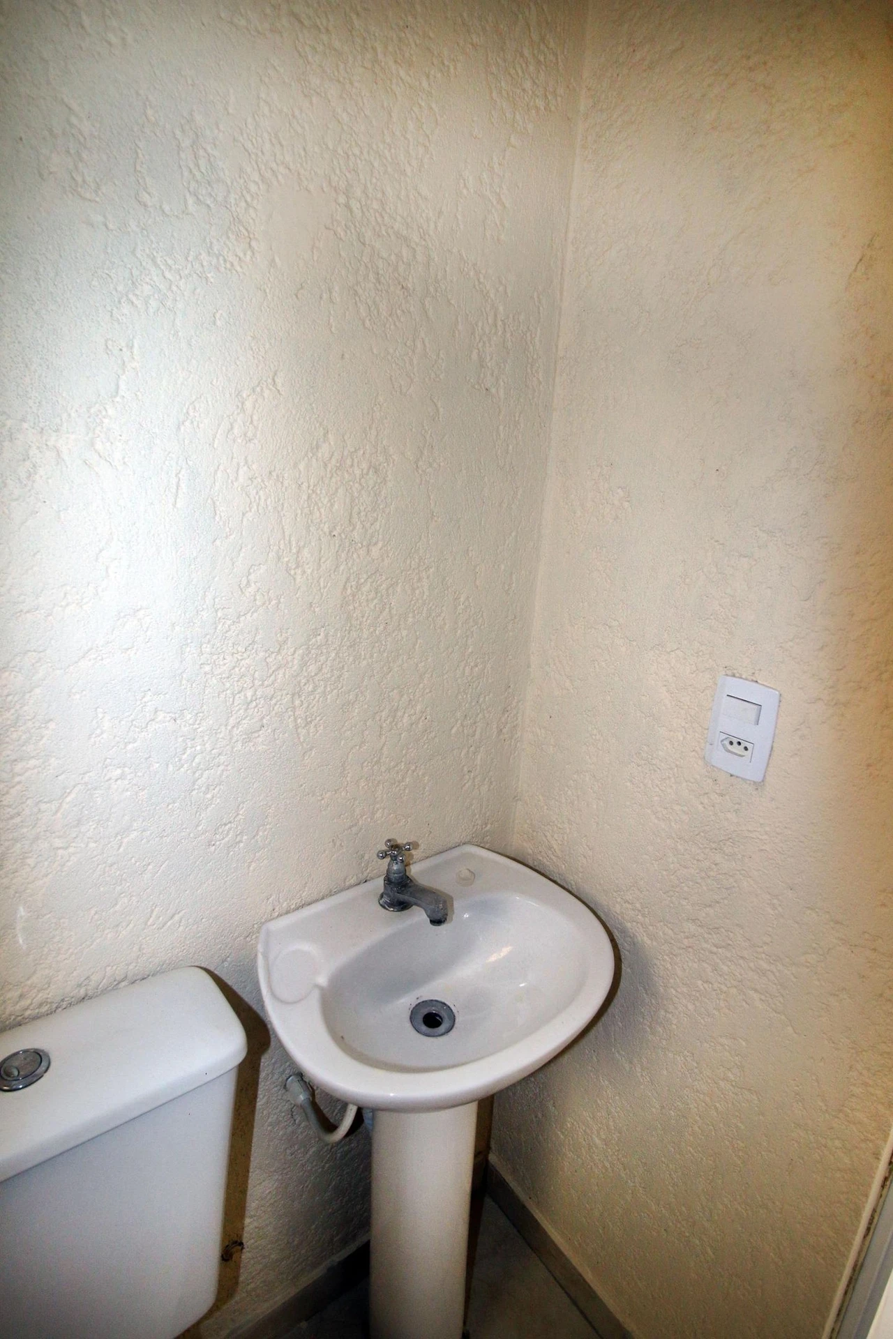 Unfurnished studio with 1 bedroom and 1 total bathroom — photo 15