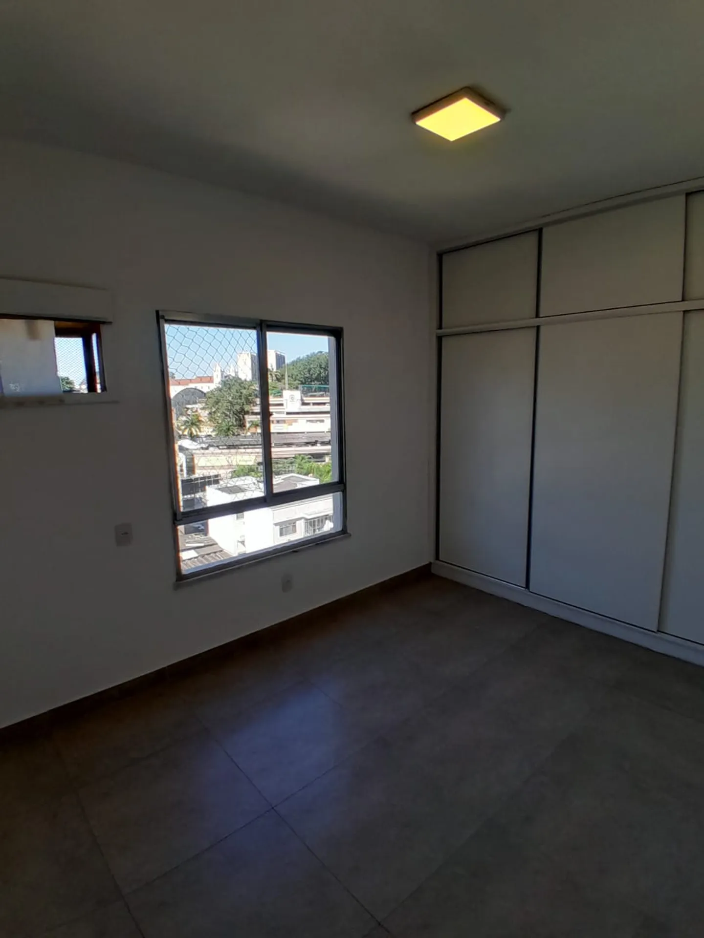 2-bedroom apartment with open-plan kitchen and balcony — photo 37