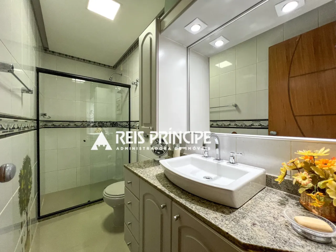 Furnished apartment with 5 bedrooms and a balcony — photo 11