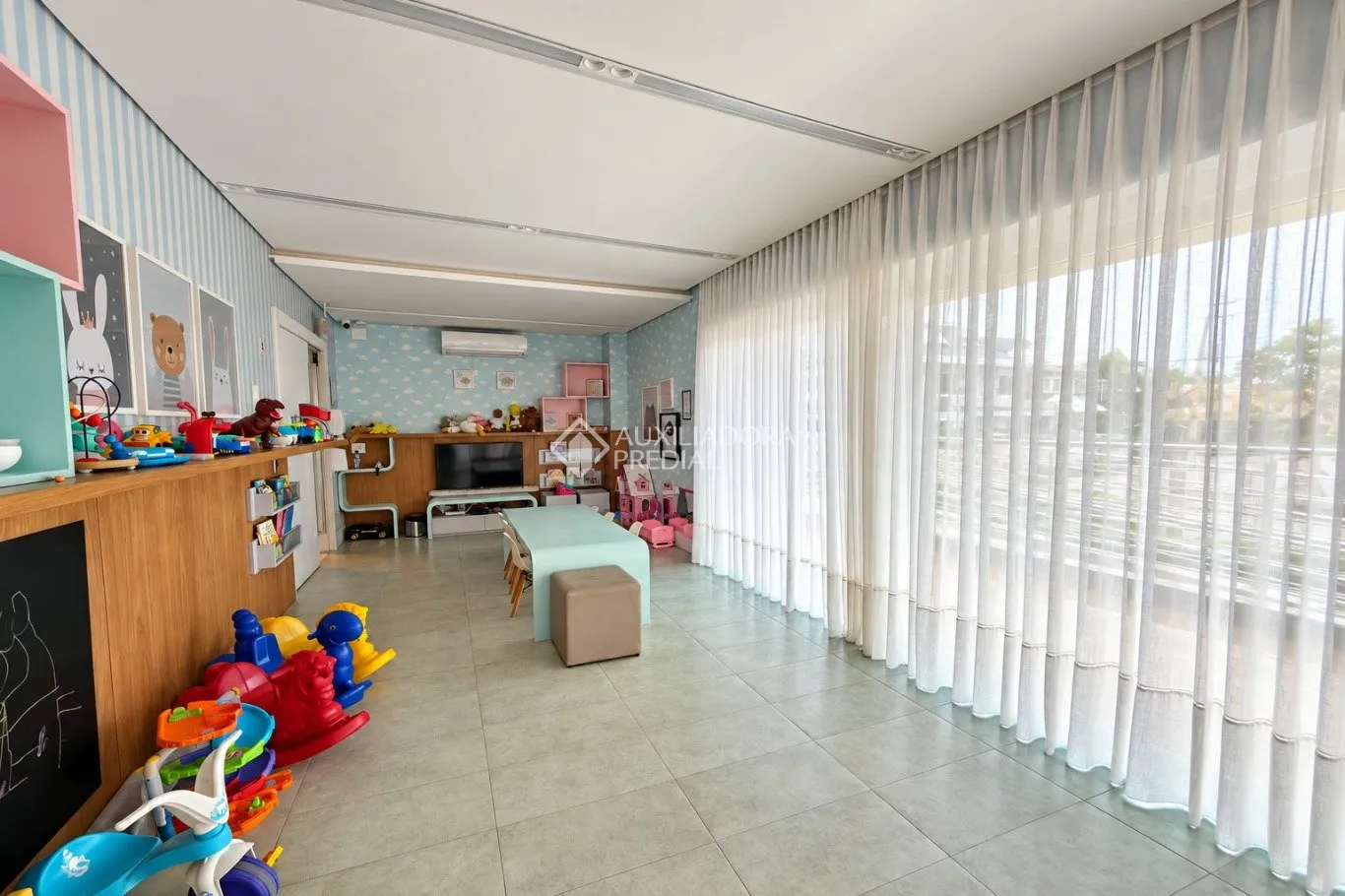 Balcony with a grill in a 2-bedroom apartment, 172 m² — photo 34