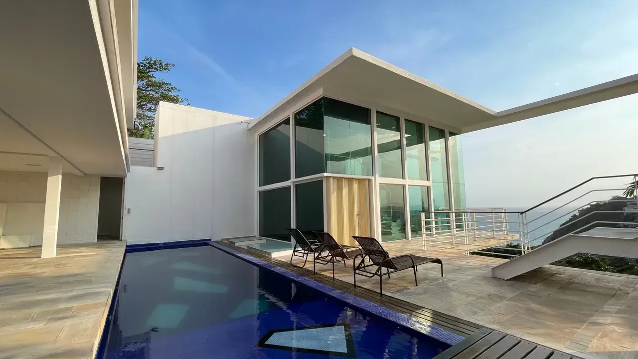 Unfurnished 3-bedroom, 3-bath house with a balcony — photo 12