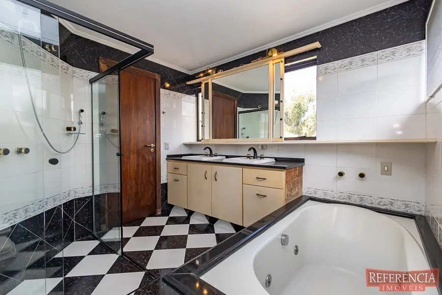 Condo house with 3 bedrooms and a closed kitchen — photo 24