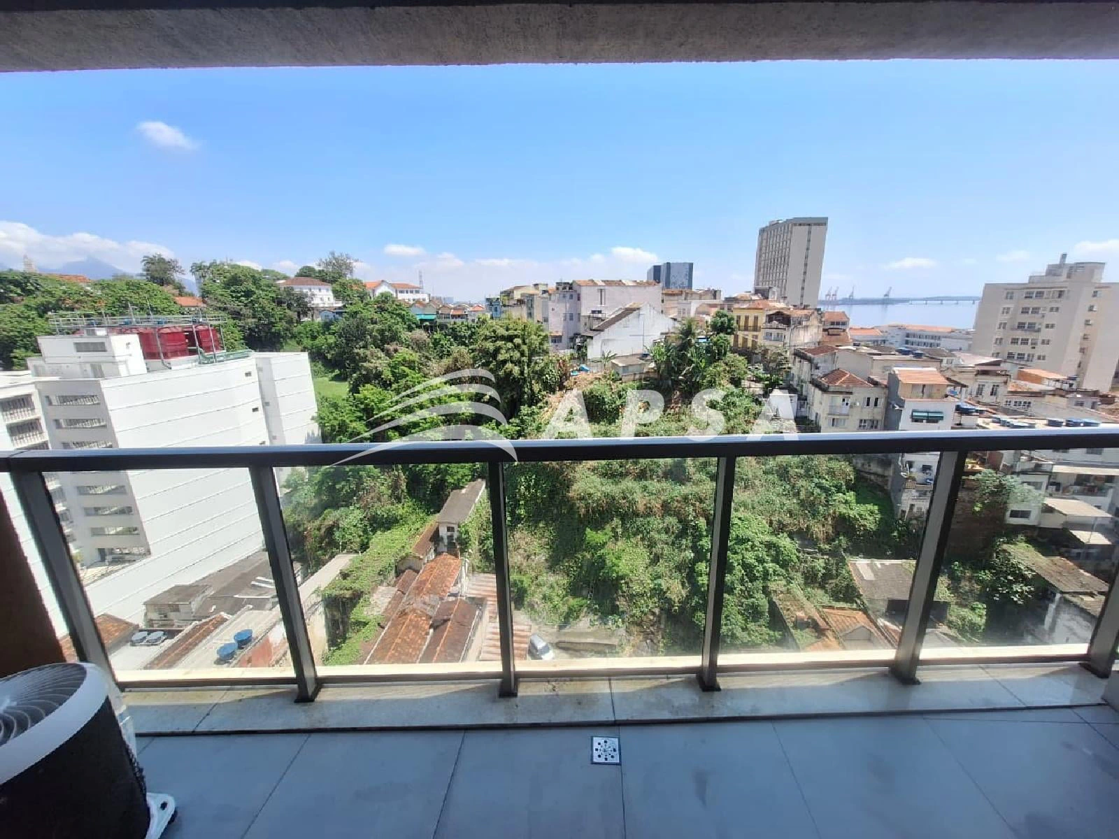 One-bedroom apartment in a building with a coworking space — photo 15