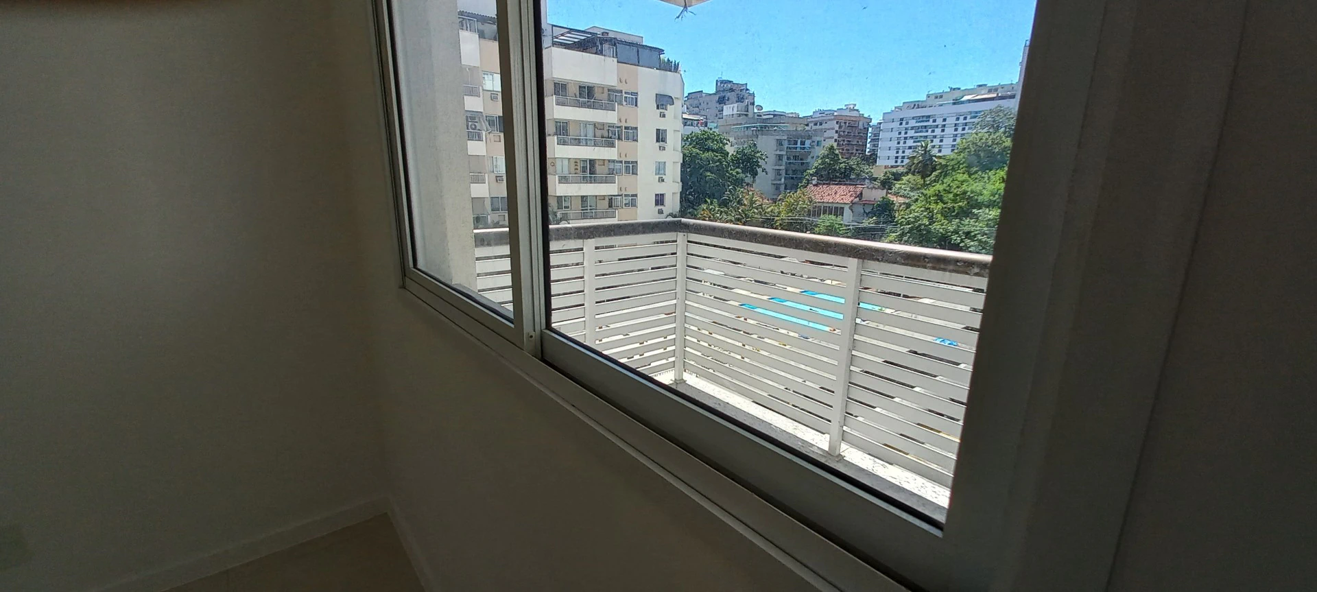 Apartment with 3 en-suites and 4 bathrooms — photo 14