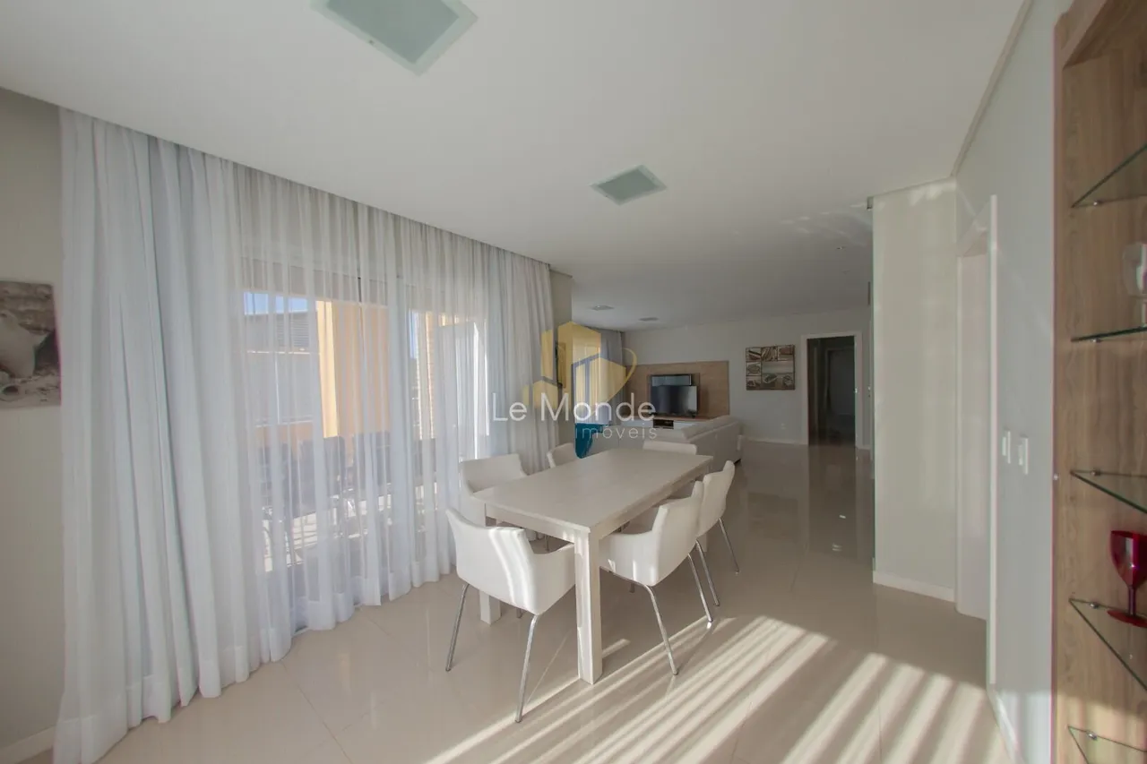 Dúplex con 4 dormitorios y 382 m², cocina amueblada — photo 17