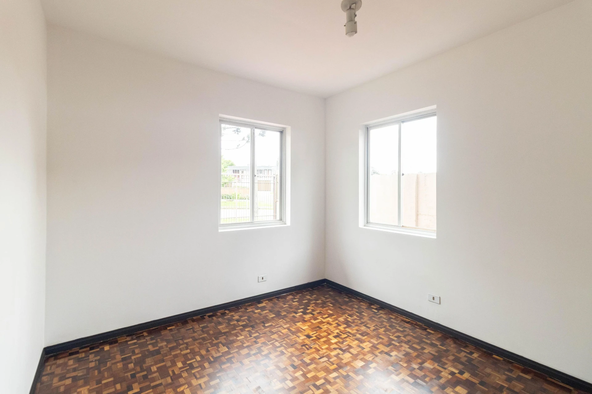 House, 195 m², with floor-to-ceiling windows — photo 22