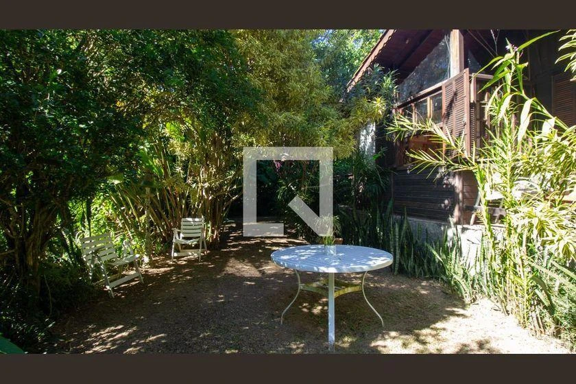 Furnished house with 5 bedrooms and 2100 m² — photo 48