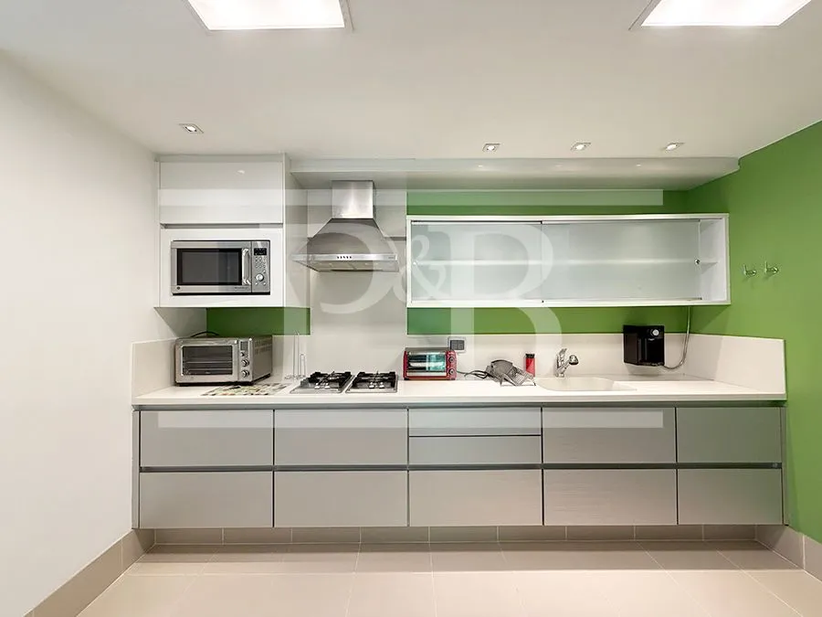 Furnished 3-bedroom apartment with a separate kitchen — photo 21
