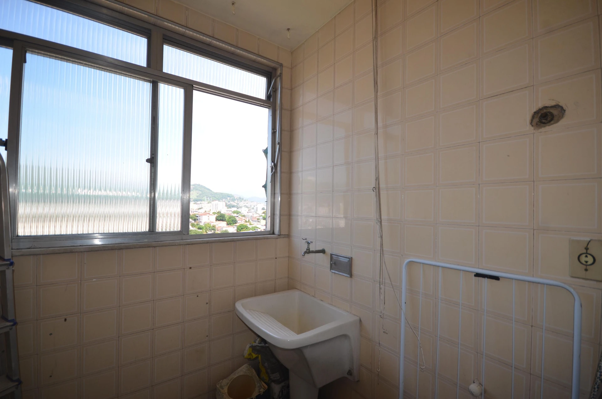 Unfurnished 2-bedroom apartment with a private garden — photo 2