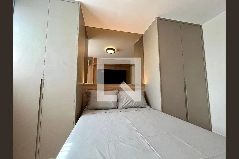 One-bedroom apartment in a building with a gym — photo 3