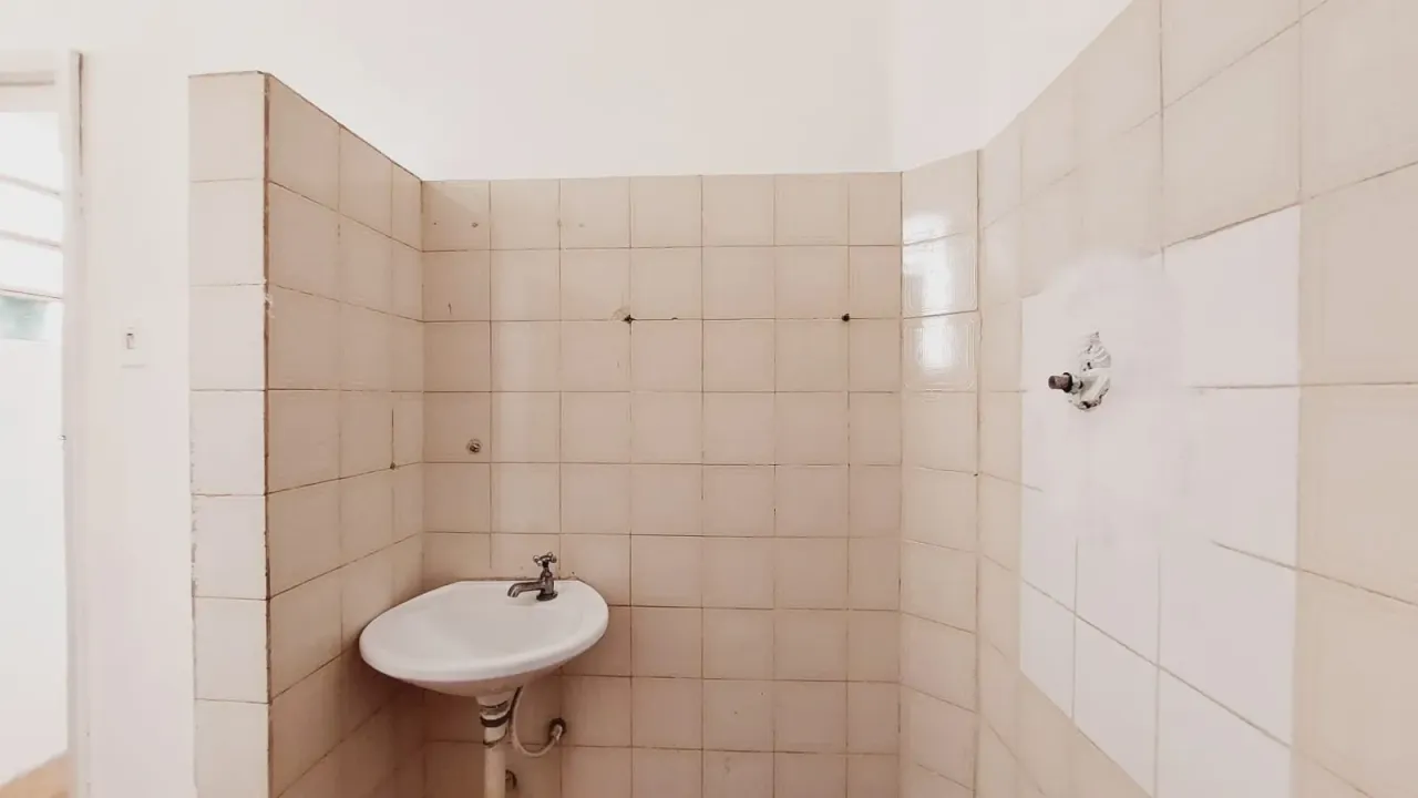 Unfurnished house with 5 bedrooms, 2 bathrooms, no parking — photo 3