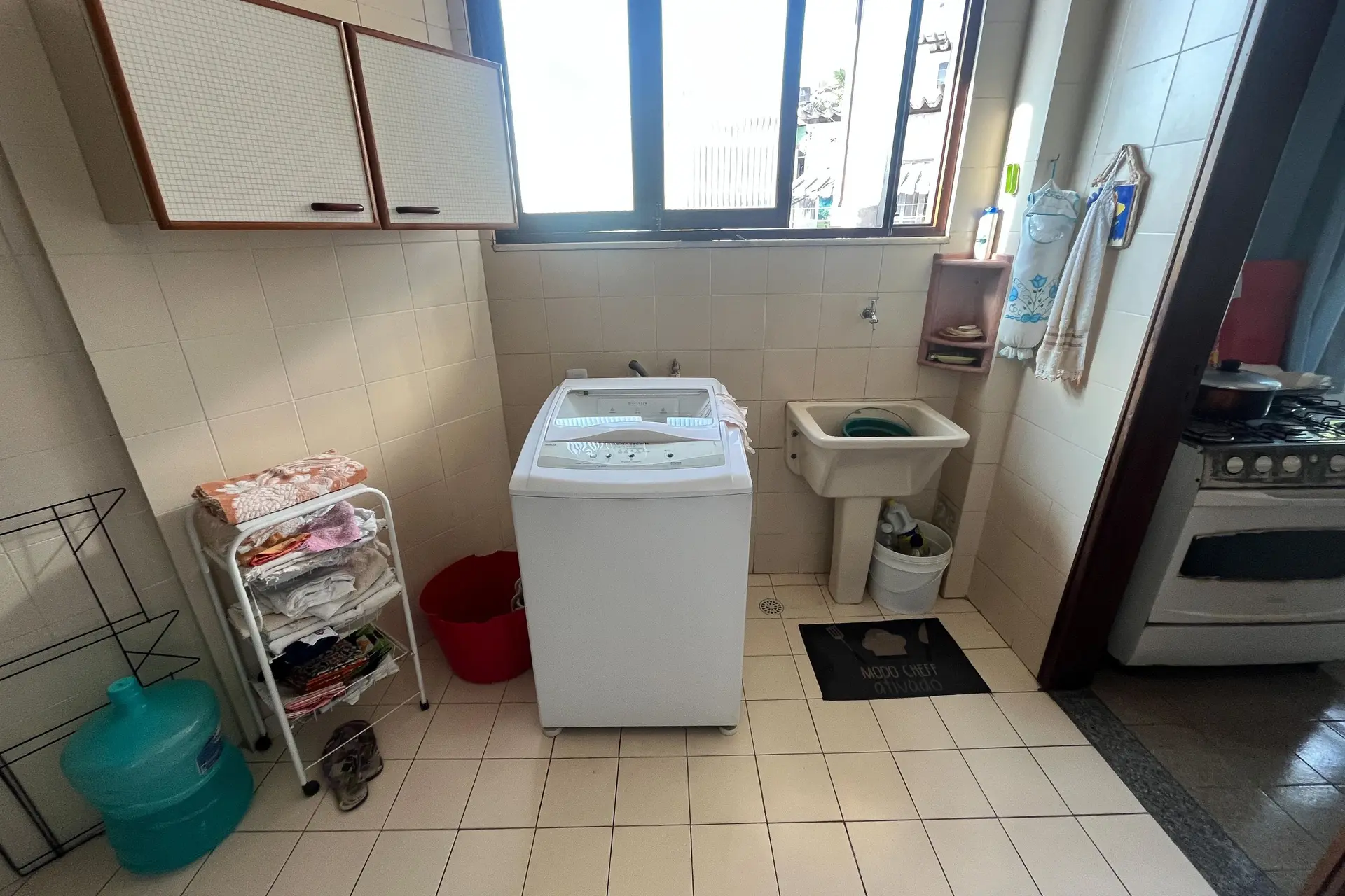 Furnished 3-bedroom apartment with laundry area — photo 41