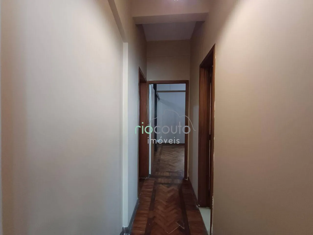 Apartamento com 3 dormitórios e piso de madeira — photo 18