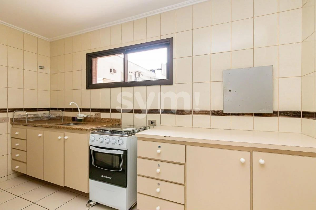 Glass-enclosed balcony in a 3-bedroom apartment, 98 m² — photo 10