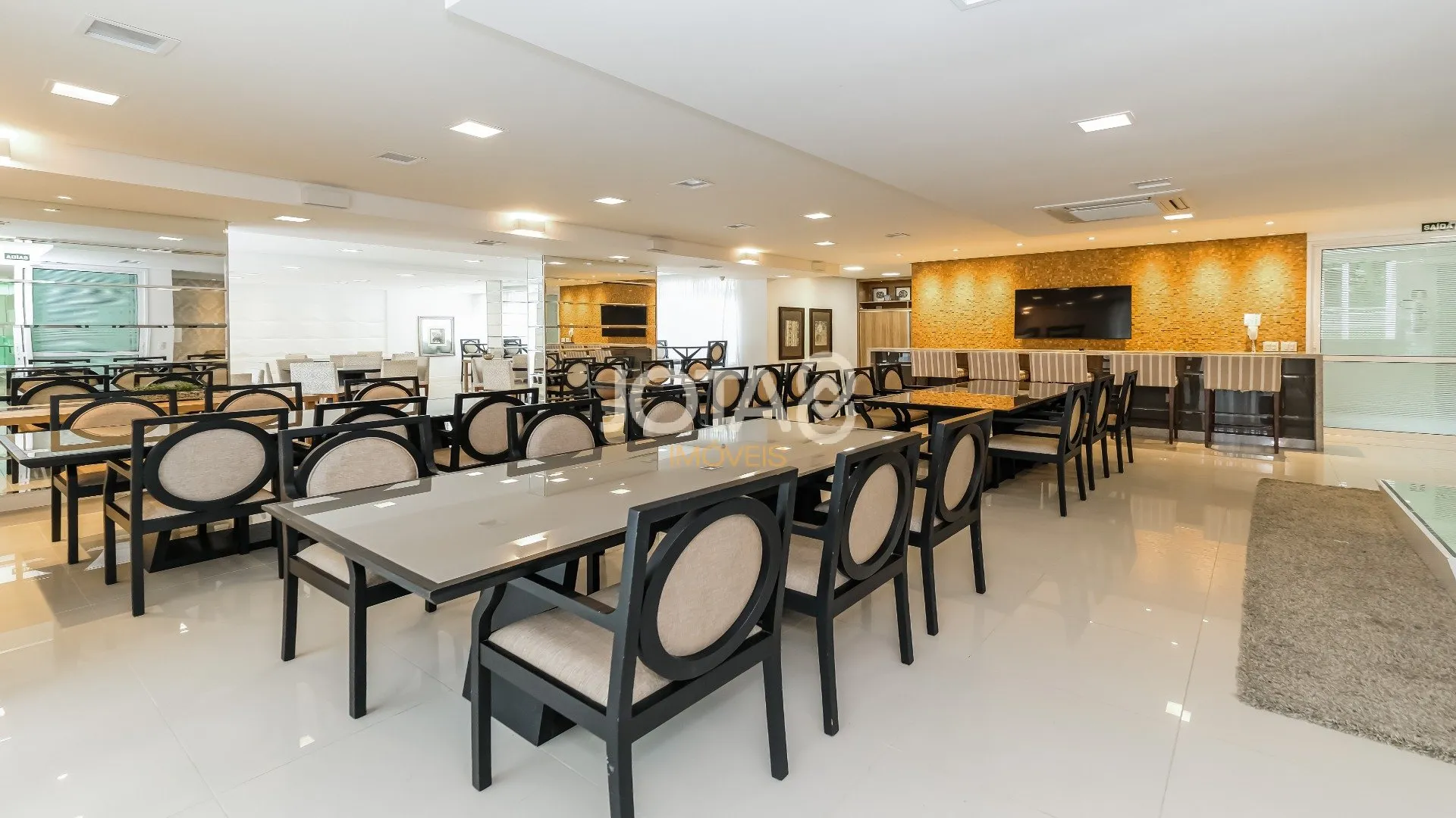 Furnished apartment, 267 m², with floor-to-ceiling windows — photo 36