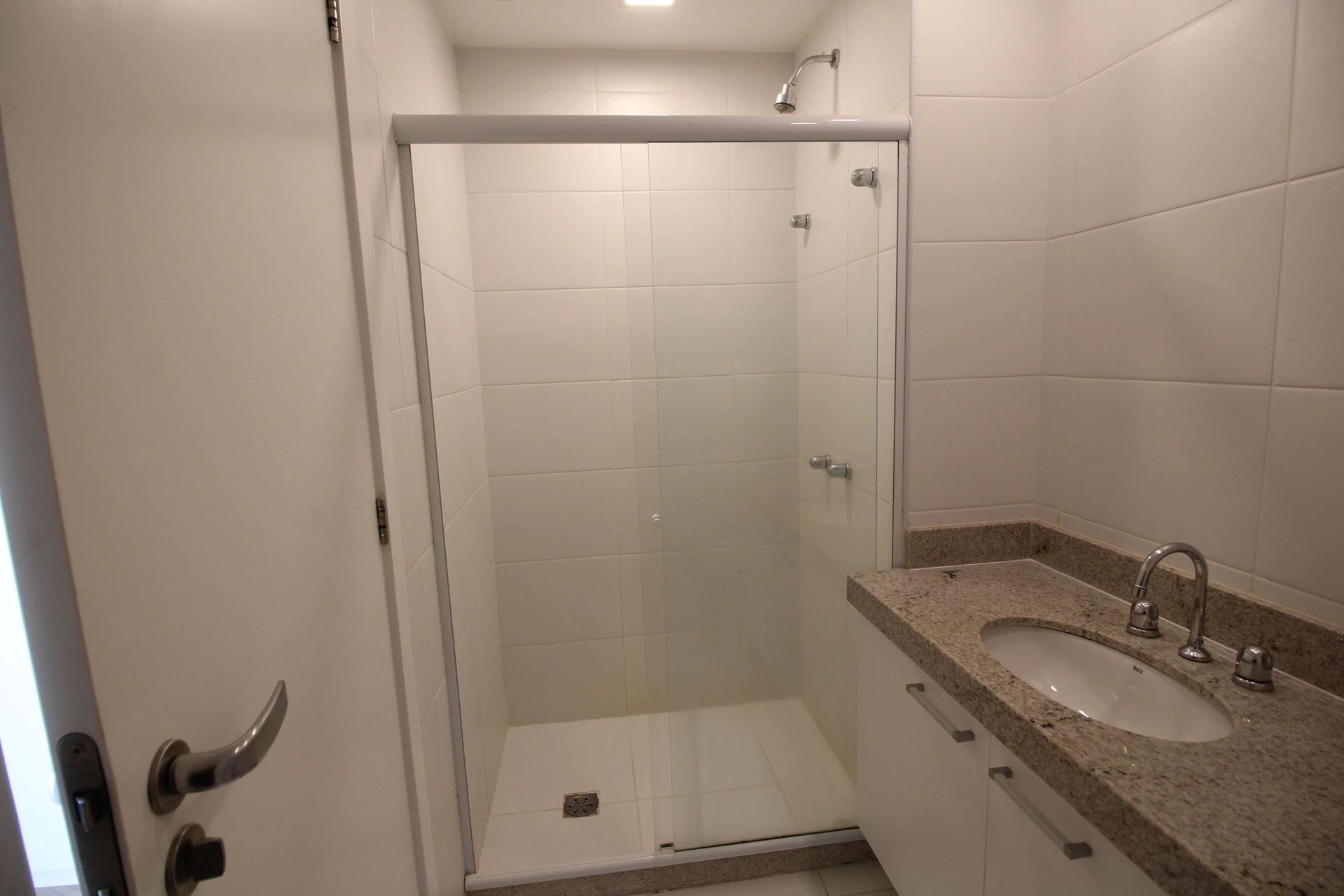 Apartamento de 2 quartos com janelas do piso ao teto — photo 48