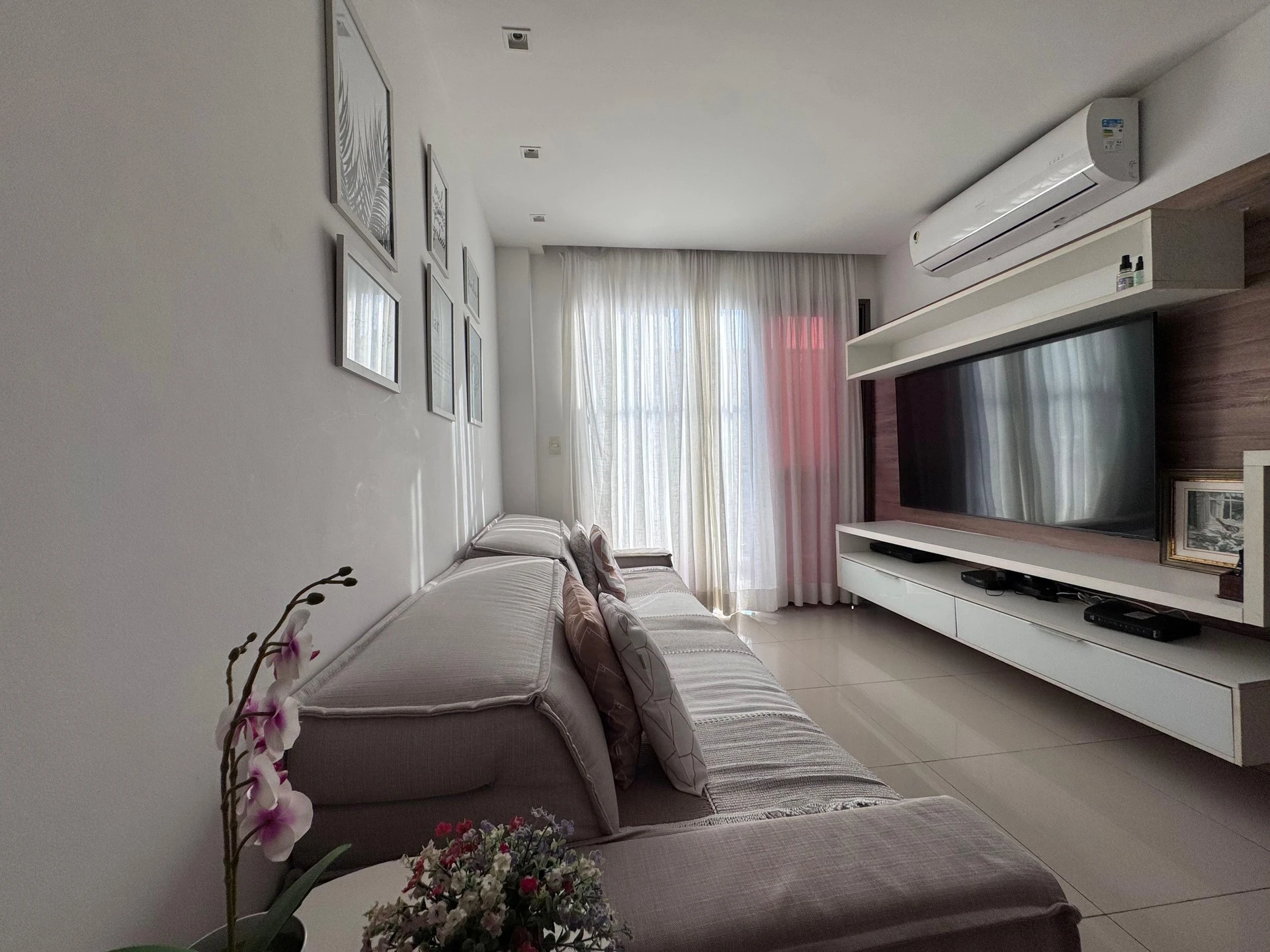 4-bedroom apartment with a glass-enclosed balcony — photo 24