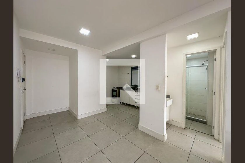 One-bedroom apartment in a building with a gym — photo 10
