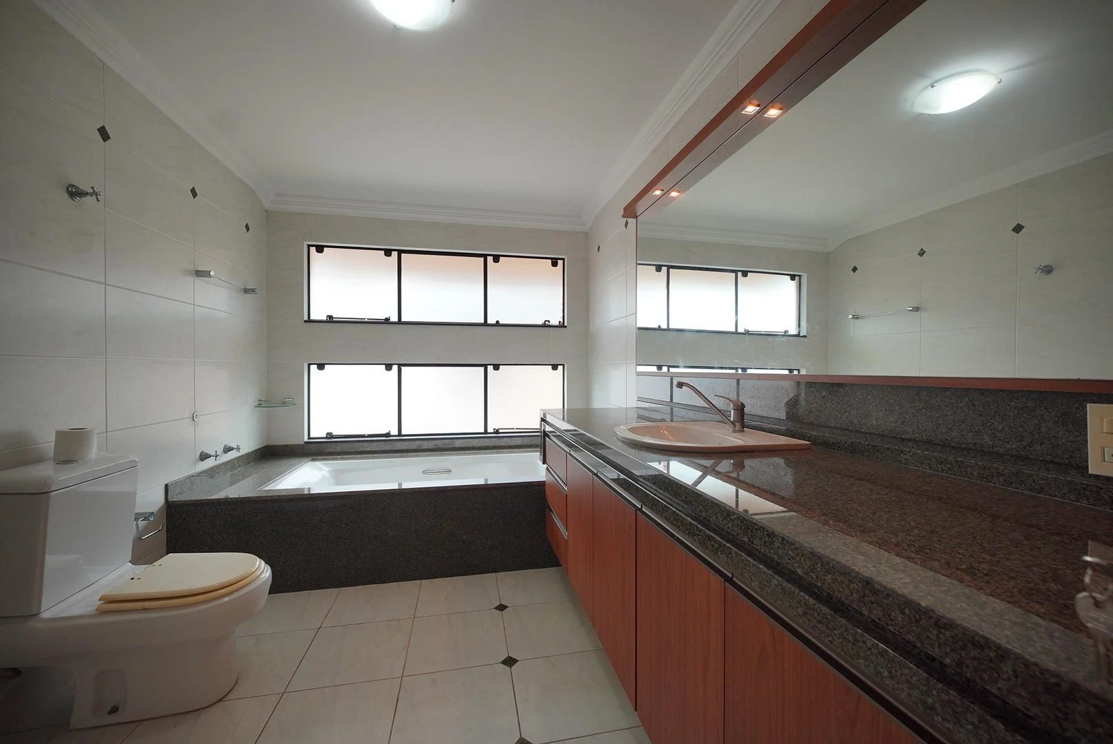 407 m² house with a washing machine and a bathtub — photo 18