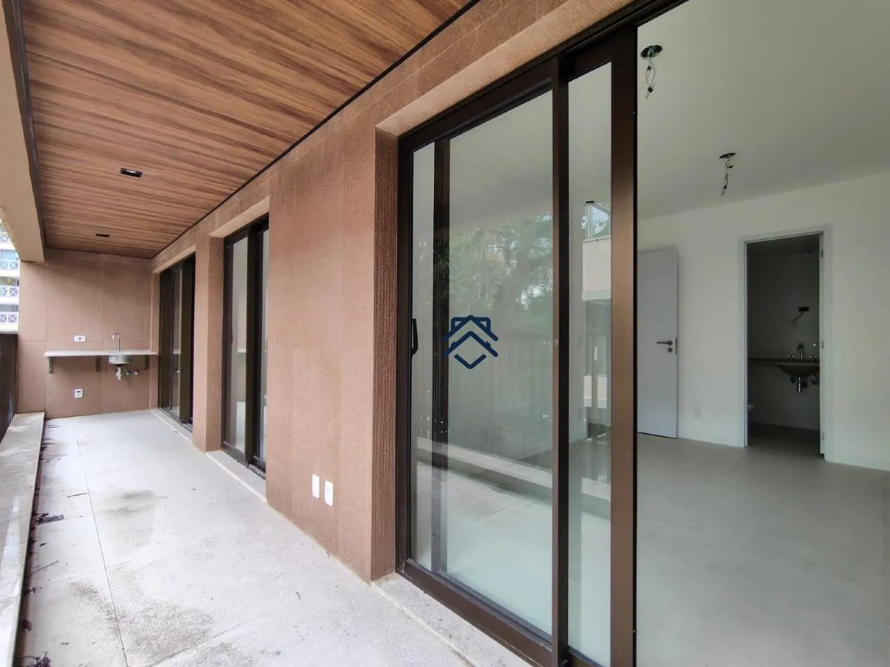 2-bedroom apartment with a mountain view