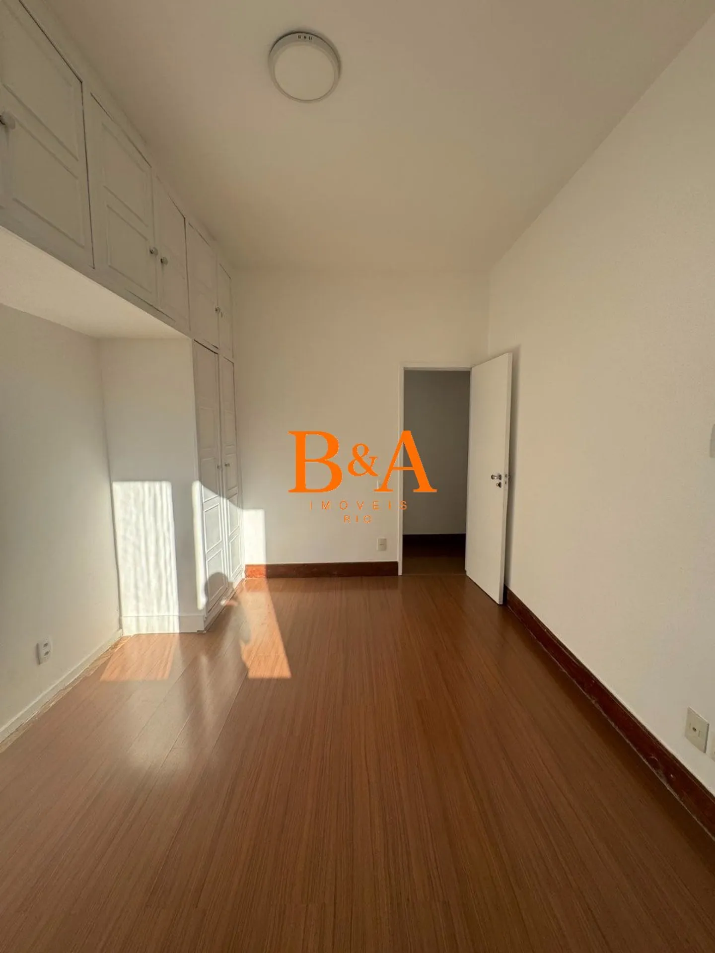 Apartment, 120 m², with wood or laminate floors — photo 3
