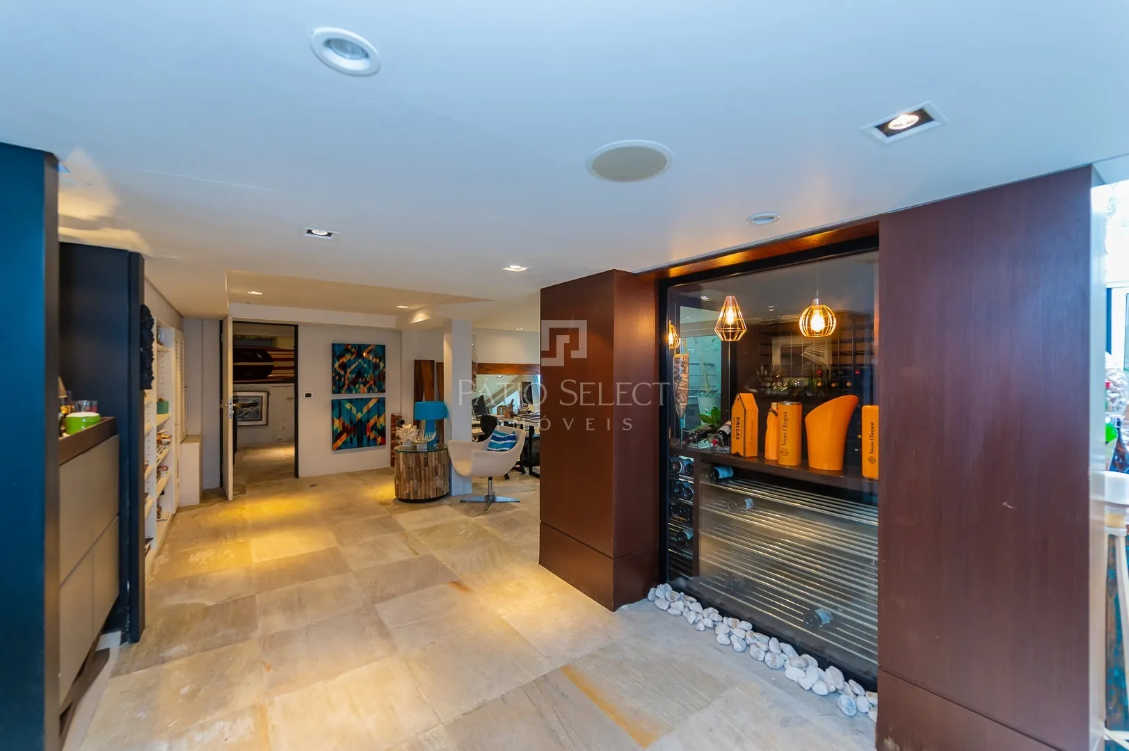 Floor-to-ceiling windows in a 6-bedroom house, 763 m² — photo 51