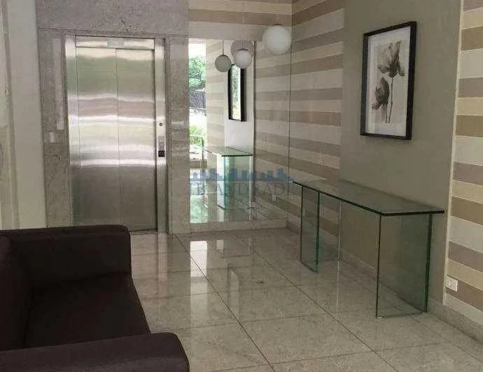 Apartment with glass shower and electric showerhead — photo 7