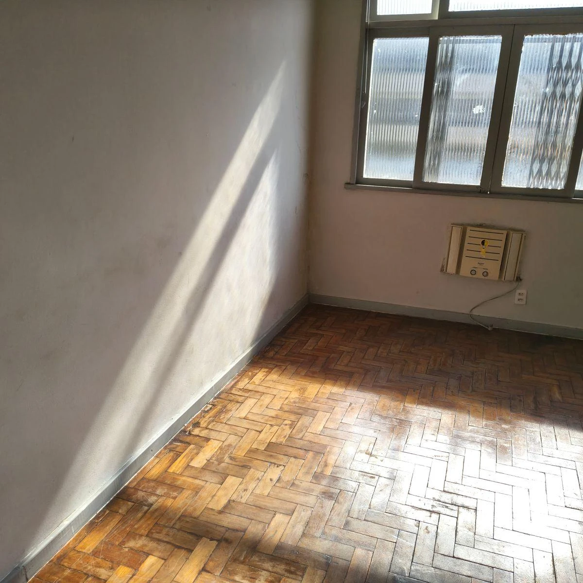2-bedroom apartment with wood or laminate floors — photo 6