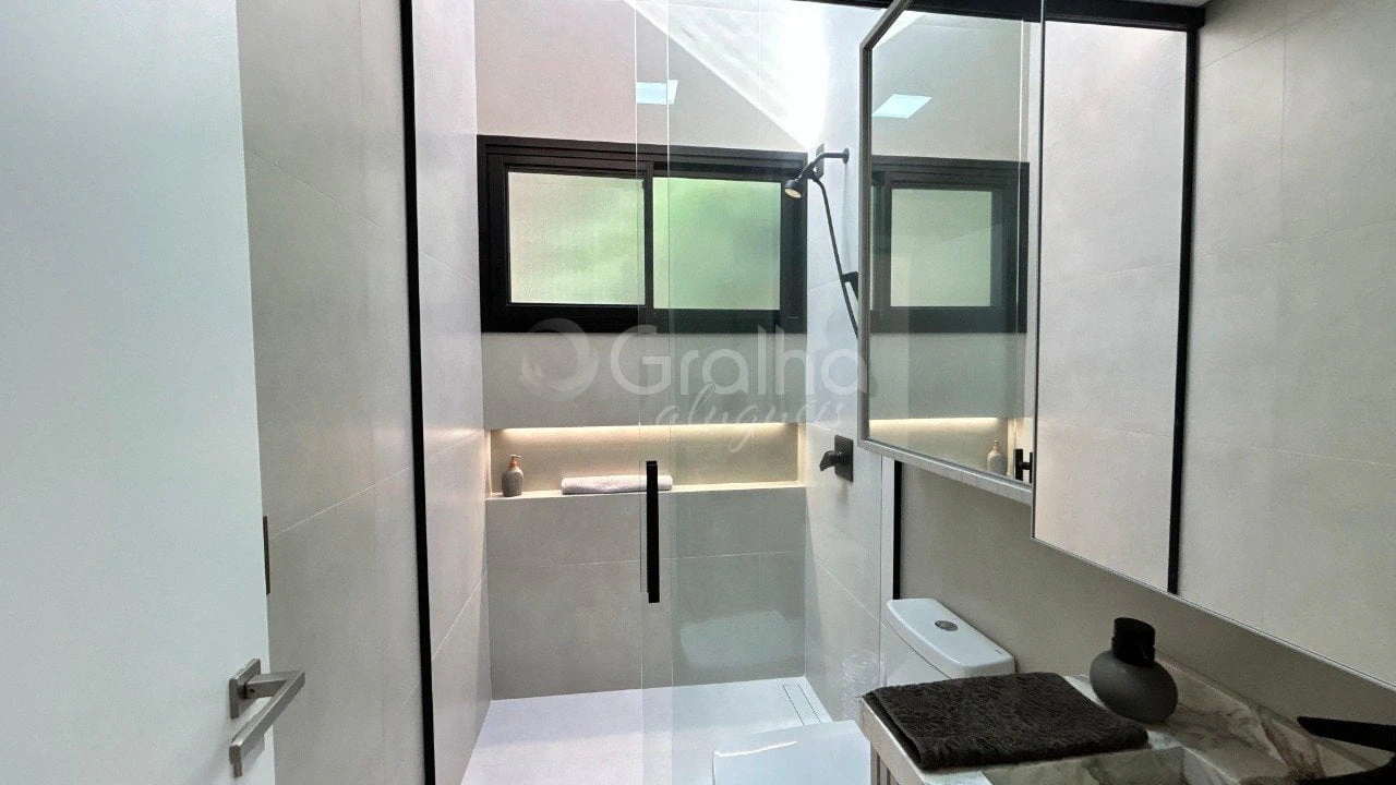 Furnished house, 158 m², with floor-to-ceiling windows — photo 24