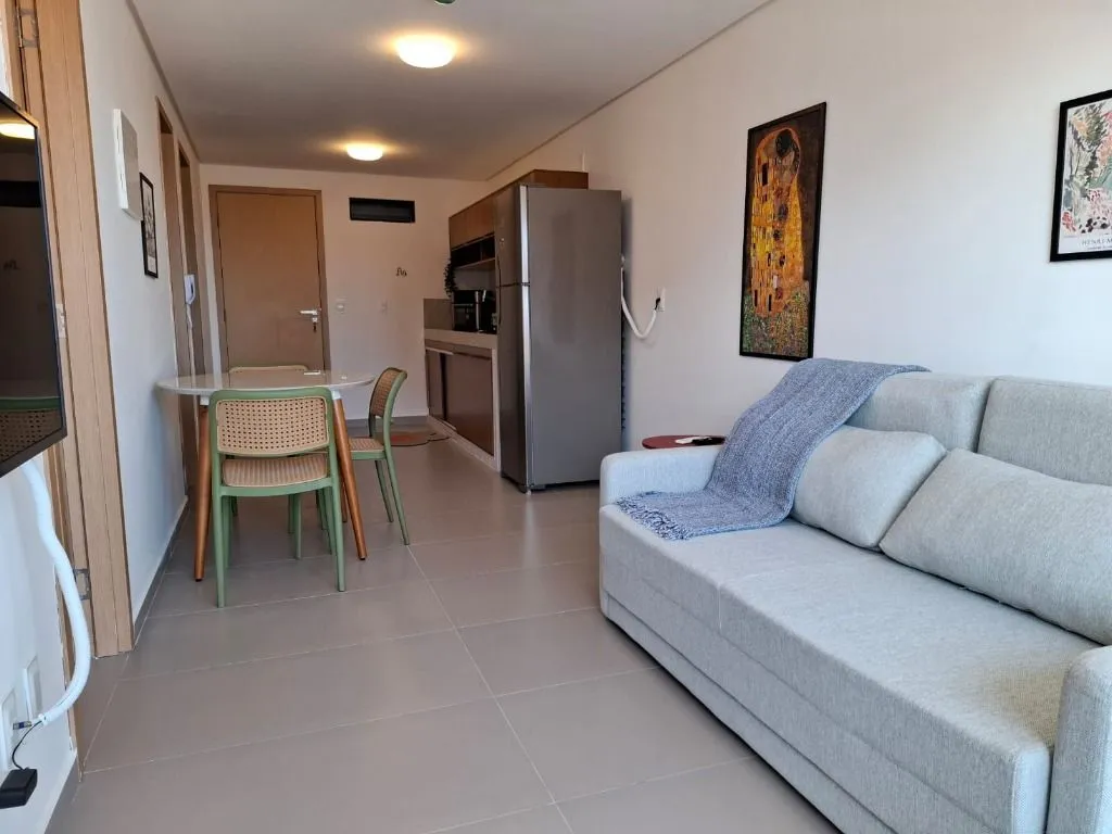 Furnished 2-bedroom apartment with suite and balcony — photo 8