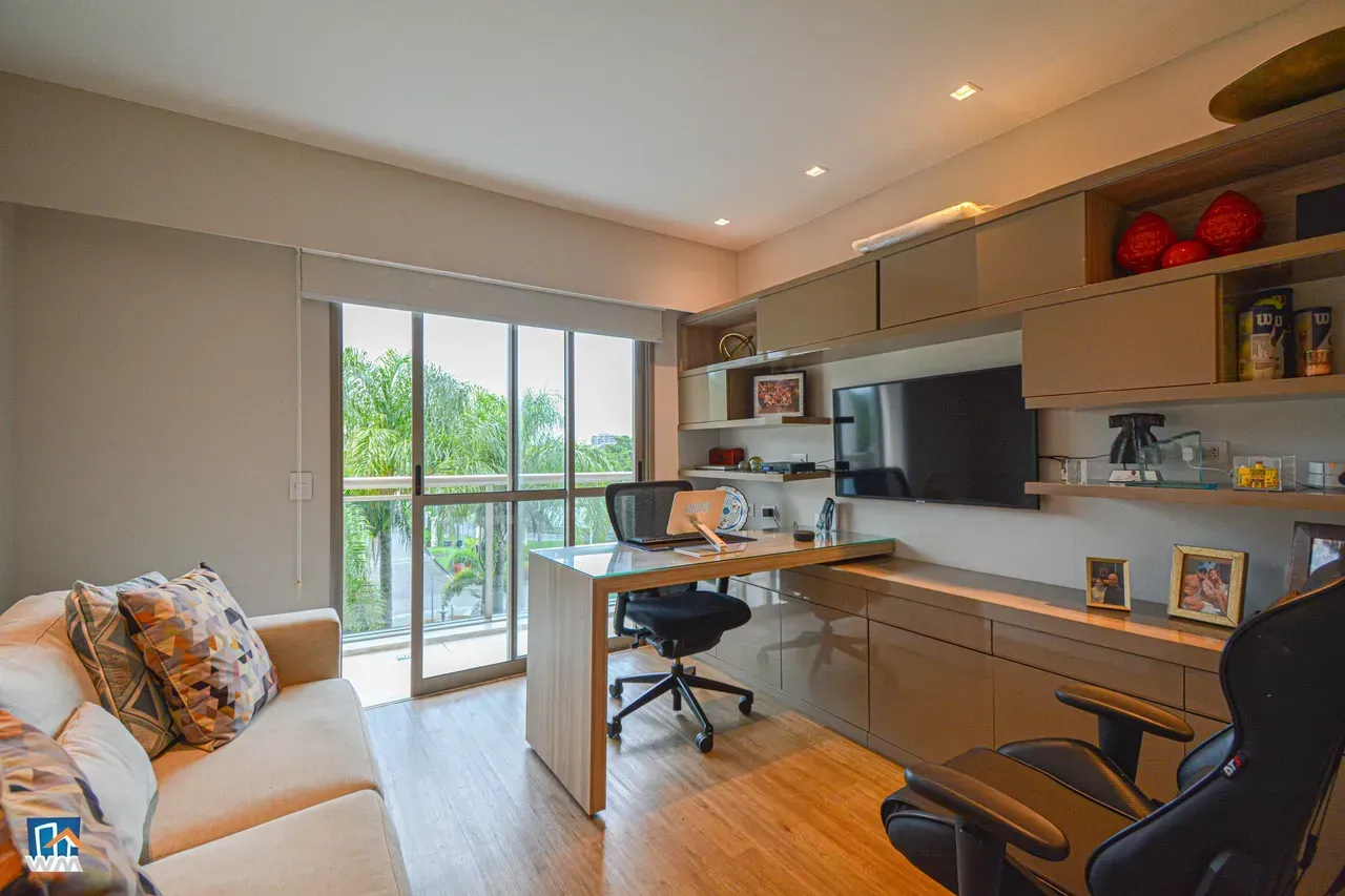 4-bedroom apartment with open-plan kitchen and electric stove — photo 11